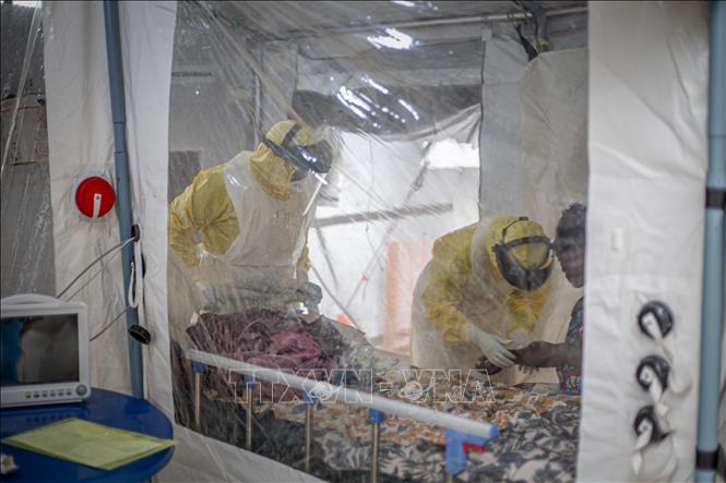 Nhân viên y tế kiểm tra tình trạng bệnh nhân Ebola tại trung tâm điều trị ở Bunia, tỉnh Ituri, CHDC Congo. Ảnh: THX/TTXVN phát