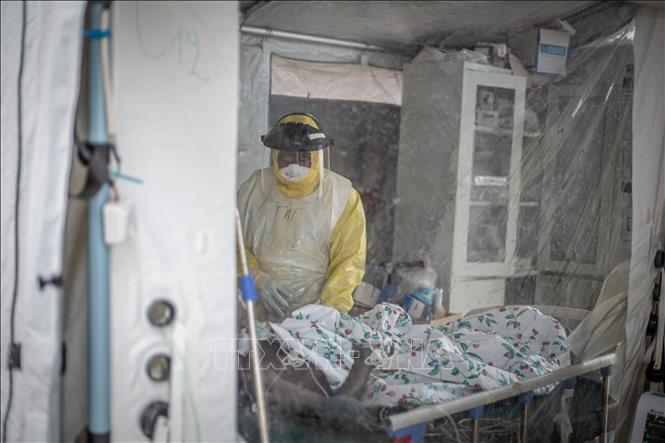 Nhân viên y tế kiểm tra tình trạng bệnh nhân Ebola tại trung tâm điều trị ở Bunia, tỉnh Ituri, CHDC Congo. Ảnh: THX/TTXVN phát