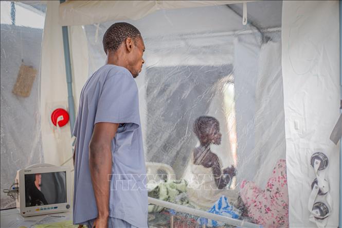 Nhân viên y tế kiểm tra tình trạng bệnh nhân Ebola tại trung tâm điều trị ở Bunia, tỉnh Ituri, CHDC Congo. Ảnh: THX/TTXVN phát
