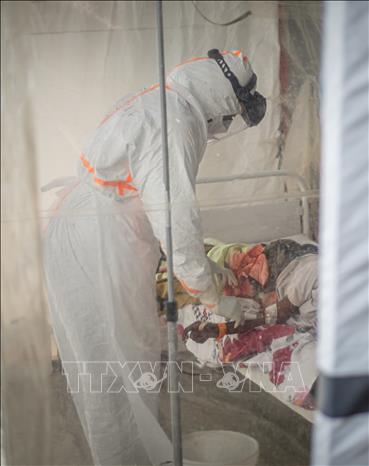 Nhân viên y tế kiểm tra tình trạng bệnh nhân Ebola tại trung tâm điều trị ở Bunia, tỉnh Ituri, CHDC Congo. Ảnh: THX/TTXVN phát