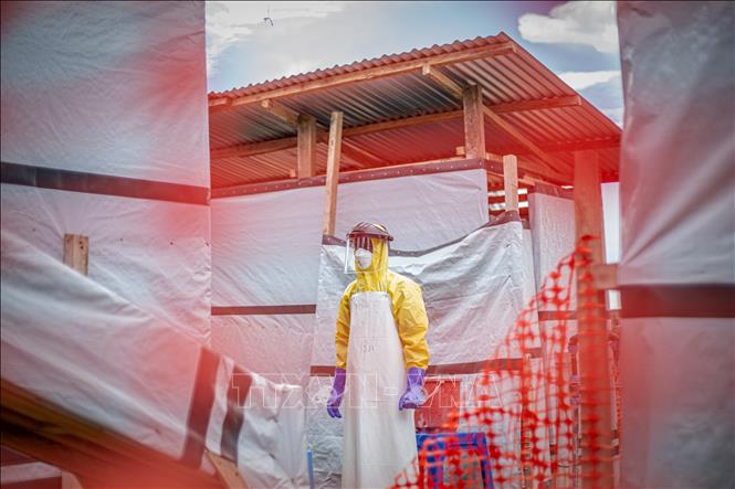 Nhân viên y tế tại trung tâm điều trị Ebola ở tỉnh Ituri, CHDC Congo. Ảnh: THX/TTXVN phát