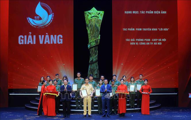 Đồng chí Nguyễn Huy Dũng, Uỷ viên Dự khuyết Trung ương Đảng, Thứ trưởng Bộ Văn hoá, Thể thao và Du lịch và Phó Tổng Giám đốc Đài Truyền hình Việt Nam Đỗ Đức Hoàng trao giải Vàng cho các tác giả đạt giải. Ảnh: Phạm Kiên - TTXVN