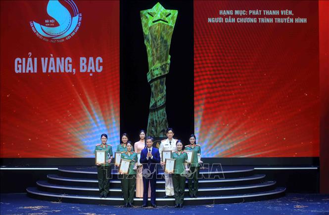 Phó Trưởng Ban Tuyên giáo Trung ương Nguyễn Văn Chiến trao giải Vàng, Bạc hạng mục: Phát thanh viên, Người dẫn chương trình truyền hình. Ảnh: Phạm Kiên - TTXVN