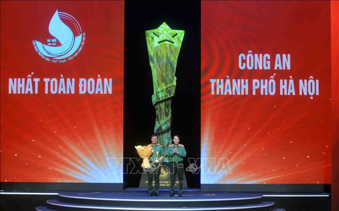 Thượng tướng Lê Quốc Hùng, Ủy viên Trung ương Đảng, Thứ trưởng Bộ Công an trao giải Nhất toàn đoàn cho Công an thành phố Hà Nội. Ảnh: Phạm Kiên - TTXVN