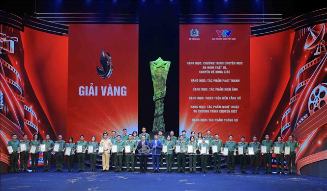 Đồng chí Nguyễn Huy Dũng, Uỷ viên Dự khuyết Trung ương Đảng, Thứ trưởng Bộ Văn hoá, Thể thao và Du lịch và Phó Tổng Giám đốc Đài Truyền hình Việt Nam Đỗ Đức Hoàng trao giải Vàng cho các tác giả đạt giải. Ảnh: Phạm Kiên - TTXVN