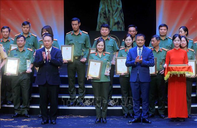 Đồng chí Nguyễn Huy Dũng, Uỷ viên Dự khuyết Trung ương Đảng, Thứ trưởng Bộ Văn hoá, Thể thao và Du lịch và Phó Tổng Giám đốc Đài Truyền hình Việt Nam Đỗ Đức Hoàng trao giải Vàng cho các tác giả đạt giải. Ảnh: Phạm Kiên - TTXVN