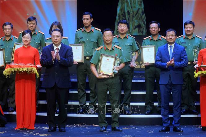 Đồng chí Nguyễn Huy Dũng, Uỷ viên Dự khuyết Trung ương Đảng, Thứ trưởng Bộ Văn hoá, Thể thao và Du lịch và Phó Tổng Giám đốc Đài Truyền hình Việt Nam Đỗ Đức Hoàng trao giải Vàng cho các tác giả đạt giải. Ảnh: Phạm Kiên - TTXVN