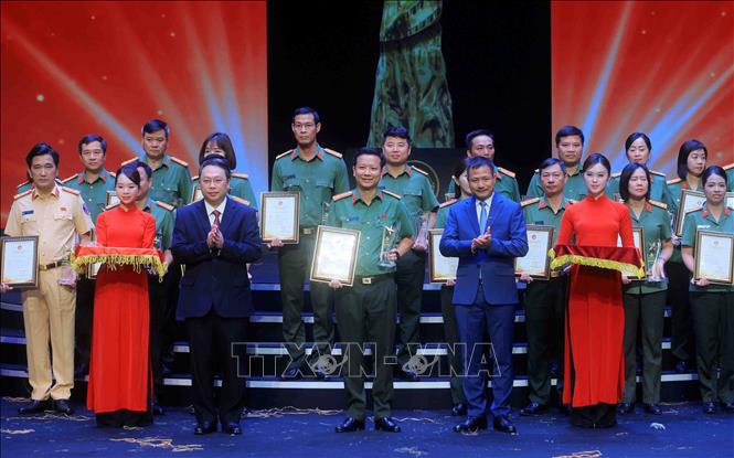 Đồng chí Nguyễn Huy Dũng, Uỷ viên Dự khuyết Trung ương Đảng, Thứ trưởng Bộ Văn hoá, Thể thao và Du lịch và Phó Tổng Giám đốc Đài Truyền hình Việt Nam Đỗ Đức Hoàng trao giải Vàng cho các tác giả đạt giải. Ảnh: Phạm Kiên - TTXVN