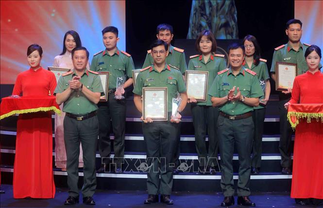 Thiếu tướng Nguyễn Ngọc Quyền, Phó Giám đốc Công an thành phố Hà Nội và Đại tá Nguyễn Anh Tuấn, Phó Cục trưởng Cục Truyền thông Công an nhân dân trao giải Bạc cho các tác giả đạt giải. Ảnh: Phạm Kiên - TTXVN