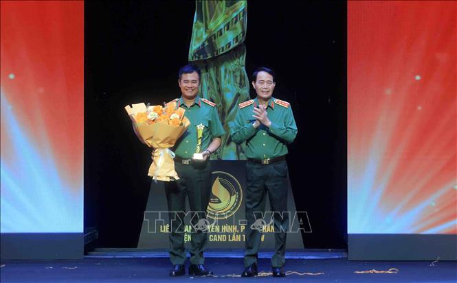 Thượng tướng Lê Quốc Hùng, Ủy viên Trung ương Đảng, Thứ trưởng Bộ Công an trao giải Nhất toàn đoàn cho Công an thành phố Hà Nội. Ảnh: Phạm Kiên - TTXVN