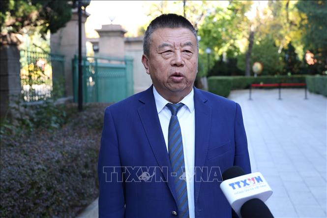 Ông Hòa Chấn Vĩ, Hội trưởng Hiệp hội Phát triển công nghiệp hải ngoại Trung Quốc, cho biết doanh nghiệp Trung Quốc đặc biệt quan tâm đến thị trường Việt Nam, cả về đầu tư lẫn triển khai các hoạt động kinh tế, thương mại. Ảnh: Quang Hưng-PV TTXVN tại Trung Quốc