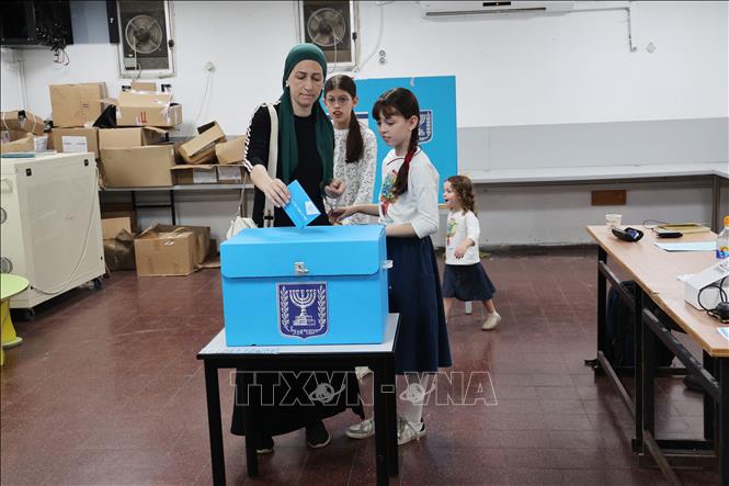 Cử tri bỏ phiếu tại một điểm bầu cử Quốc hội ở Bnei Brak, miền Trung Israel ngày 27/10/2026. Ảnh: THX/TTXVN phát