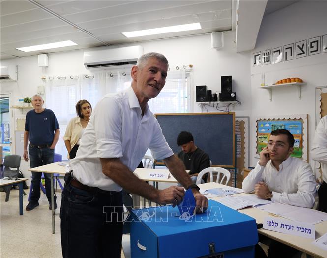 Lãnh đạo đảng Dân chủ Israel, ông Yair Golan bỏ phiếu tại một điểm bầu cử Quốc hội ở Rosh HaAyin, ngày 27/10/2026. Ảnh: THX/TTXVN phát