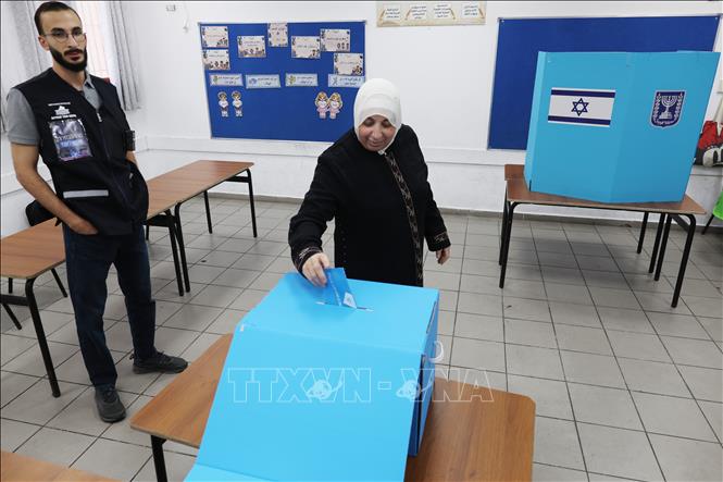 Cử tri bỏ phiếu tại một điểm bầu cử Quốc hội ở Umm al-Fahm, miền Bắc Israel ngày 27/10/2026. Ảnh: THX/TTXVN phát
