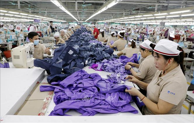 Các doanh nghiệp sản xuất hàng may mặc thu hút hàng ngàn lao động trên địa bàn. Ảnh: Trần Việt - TTXVN