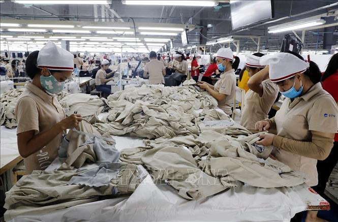 Các doanh nghiệp sản xuất hàng may mặc thu hút hàng ngàn lao động trên địa bàn. Ảnh: Trần Việt - TTXVN