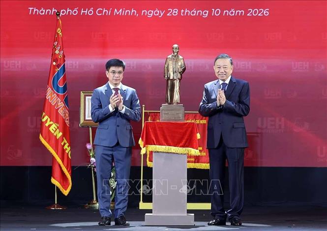 Tổng Bí thư, Chủ tịch nước Tô Lâm trao tặng bức tượng Chủ tịch Hồ Chí Minh cho Đại học Kinh tế Thành phố Hồ Chí Minh. Ảnh: Thống Nhất – TTXVN