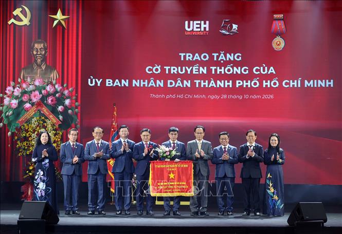 UBND Thành phố Hồ Chí Minh tặng bức trướng và Bộ trưởng Bộ Giáo dục và Đào tạo tặng hoa chúc mừng Đại học Kinh tế Thành phố Hồ Chí Minh. Ảnh: Thống Nhất – TTXVN