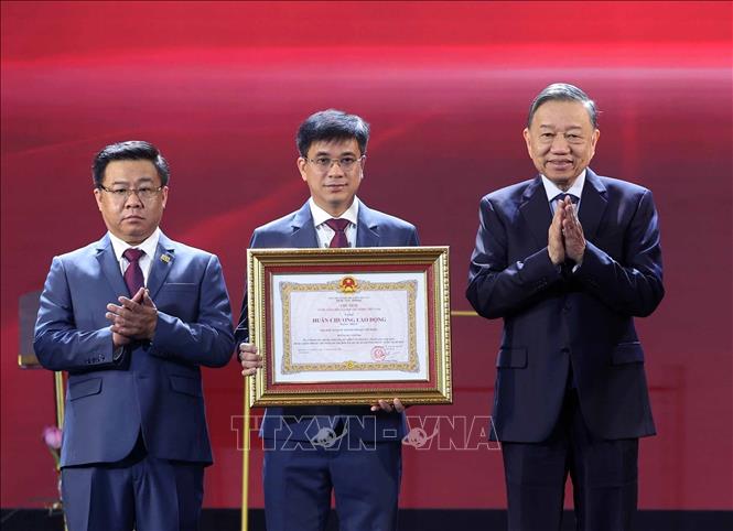 Tổng Bí thư, Chủ tịch nước Tô Lâm trao Huân chương Lao động hạng Nhất tặng Đại học Kinh tế Thành phố Hồ Chí Minh. Ảnh: Thống Nhất – TTXVN