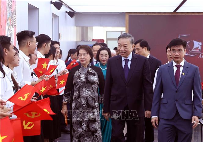 Tổng Bí thư, Chủ tịch nước Tô Lâm và các đại biểu dự Lễ kỷ niệm 50 năm thành lập Đại học Kinh tế Thành phố Hồ Chí Minh. Ảnh: Thống Nhất – TTXVN