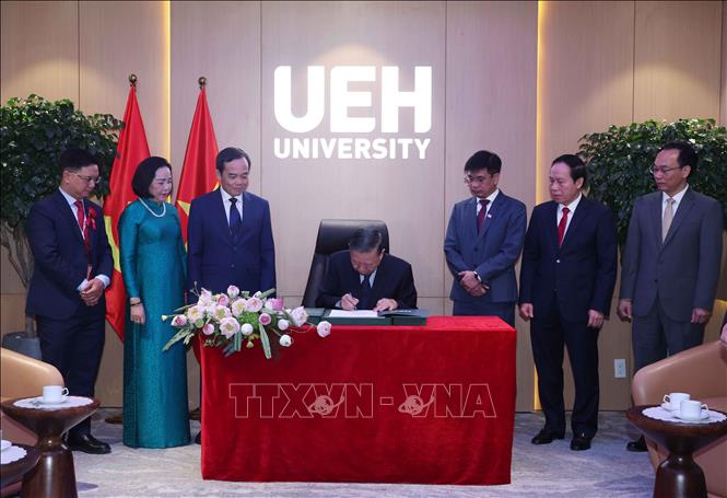 Tổng Bí thư, Chủ tịch nước Tô Lâm ghi sổ lưu niệm của Đại học Kinh tế Thành phố Hồ Chí Minh. Ảnh: Thống Nhất – TTXVN