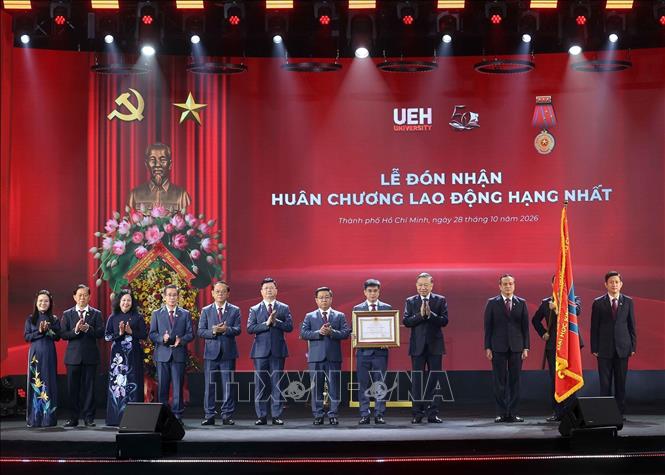 Tổng Bí thư, Chủ tịch nước Tô Lâm trao Huân chương Lao động hạng Nhất tặng Đại học Kinh tế Thành phố Hồ Chí Minh. Ảnh: Thống Nhất – TTXVN