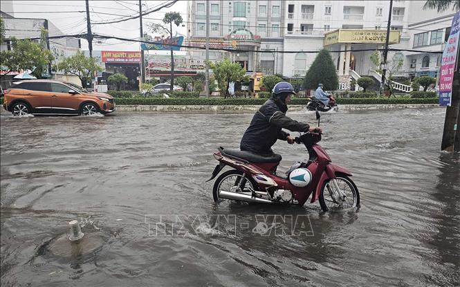 Đường Phan Ngọc Hiển, phường Tân Thành (Cà Mau) bị ngập sâu. Ảnh: Trung Hiếu - TTXVN