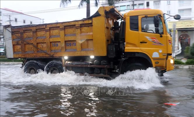 Nhiều tuyến đường chính tại phường Tân Thành (Cà Mau) bị ngập sâu do mưa lớn kết hợp triều cường. Ảnh: Trung Hiếu - TTXVN