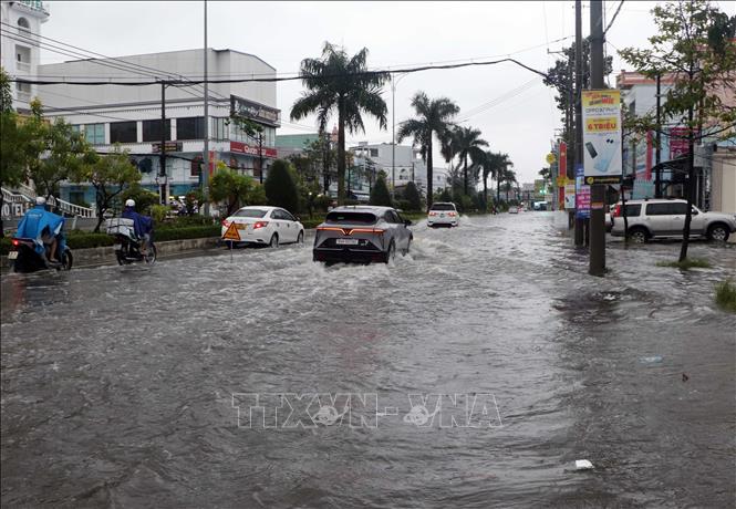 Nhiều tuyến đường tại khu vực đô thị phường Tân Thành (Cà Mau) ngập sâu do mưa lớn kết hợp triều cường. Ảnh: Trung Hiếu - TTXVN