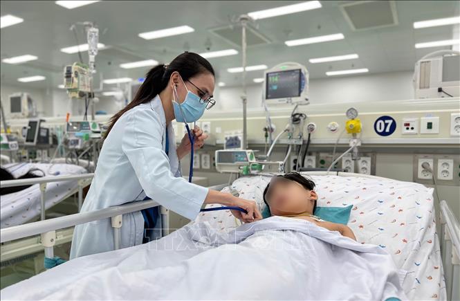 Bác sĩ Bệnh viện Nhi đồng 1 kiểm tra tình trạng sức khỏe cho bệnh nhi sau khi cai ECMO, cai máy thở. Ảnh: TTXVN phát