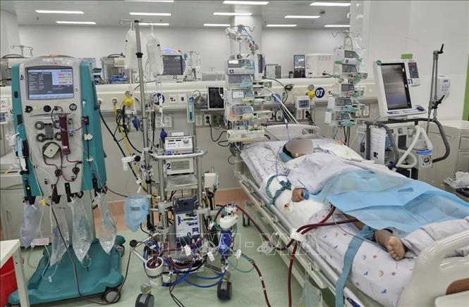 Bệnh nhi được thiếp lập hệ thống ECMO hỗ trợ tim mạch. Ảnh: TTXVN phát