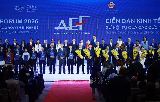 Thủ tướng Lê Minh Hưng với các đại biểu tham dự Diễn đàn Kinh tế Mùa thu 2026 (AEF 2026). Ảnh: Dương Giang – TTXVN
