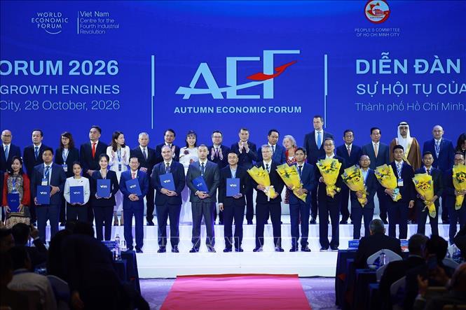 Thủ tướng Lê Minh Hưng với các đại biểu tham dự Diễn đàn Kinh tế Mùa thu 2026 (AEF 2026). Ảnh: Dương Giang – TTXVN
