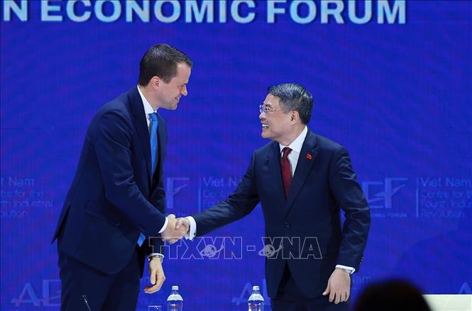 Thủ tướng Chính phủ Lê Minh Hưng với Giám đốc điều hành Diễn đàn Kinh tế Thế giới (WEF) Stephan Mergenthaler. Ảnh: Dương Giang – TTXVN