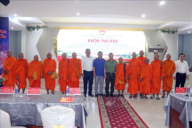 Lãnh đạo các cơ quan, ban, ngành thành phố Cần Thơ cùng các vị Hòa thượng, Thượng tọa, Đại đức tham dự Hội nghị. Ảnh: Trung Kiên - TTXVN