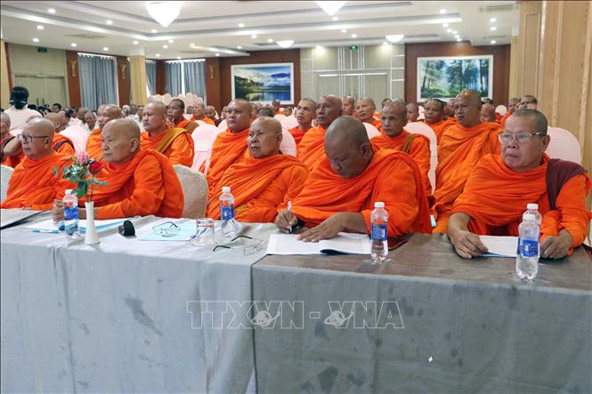 Các vị chư tăng Phật giáo Nam tông Khmer nghiên cứu tài liệu và theo dõi nội dung tập huấn tại Hội nghị. Ảnh: Trung Kiên - TTXVN