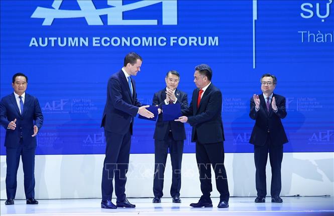 Thủ tướng Lê Minh Hưng chứng kiến công bố quan hệ đối tác giữa Ủy ban nhân dân Thành phố Hồ Chí Minh và Diễn đàn Kinh tế Thế giới (WEF). Ảnh: Dương Giang – TTXVN 
