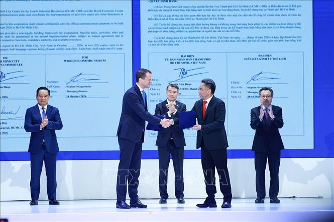 Thủ tướng Lê Minh Hưng chứng kiến công bố quan hệ đối tác giữa Ủy ban nhân dân Thành phố Hồ Chí Minh và Diễn đàn Kinh tế Thế giới (WEF). Ảnh: Dương Giang – TTXVN 
