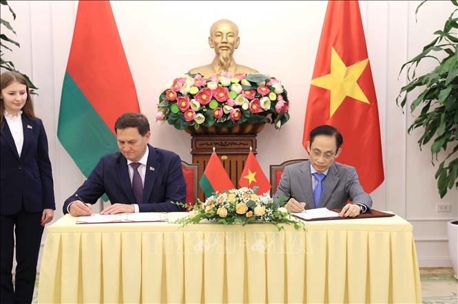 Bộ trưởng Ngoại giao Lê Hoài Trung và Bộ trưởng Ngoại giao Belarus Maxim Ryzhenkov ký Kế hoạch hợp tác giữa Bộ Ngoại giao hai nước. Ảnh: An Đăng - TTXVN