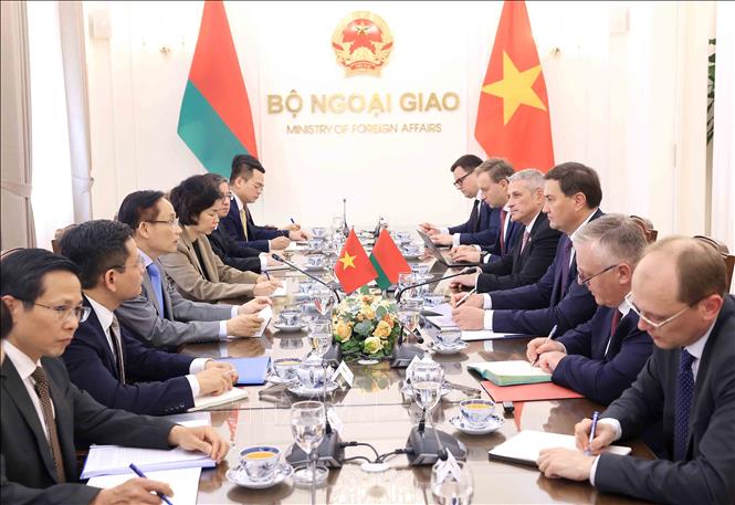 Bộ trưởng Ngoại giao Lê Hoài Trung hội đàm với Bộ trưởng Ngoại giao Belarus Maxim Ryzhenkov. Ảnh: An Đăng - TTXVN