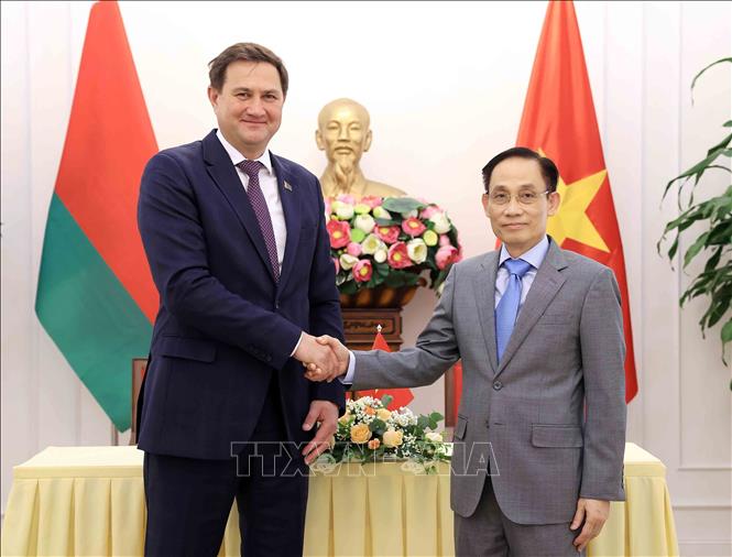 Bộ trưởng Ngoại giao Lê Hoài Trung đón Bộ trưởng Ngoại giao Belarus Maxim Ryzhenkov. Ảnh: An Đăng - TTXVN