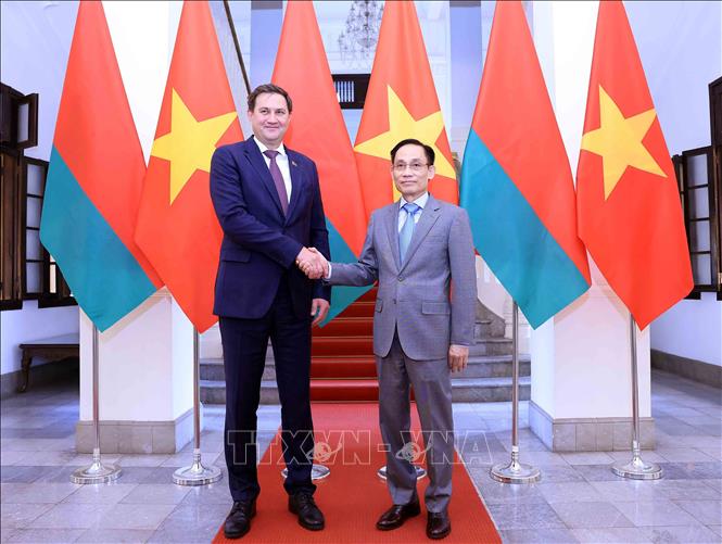 Bộ trưởng Ngoại giao Lê Hoài Trung và Bộ trưởng Ngoại giao Belarus Maxim Ryzhenkov. Ảnh: An Đăng - TTXVN