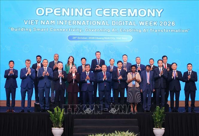 Bộ trưởng Bộ Khoa học và Công nghệ Vũ Hải Quân và các đại biểu chụp ảnh chung. Ảnh: Hoàng Hiếu - TTXVN
