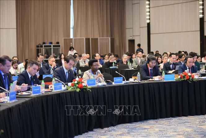 Các đại biểu tham dự Hội nghị bàn tròn Bộ trưởng với chủ đề “Phát triển kết nối thông minh, Quản trị AI, Kiến tạo chuyển đổi AI” - Phiên 1: Vai trò lãnh đạo của Chính phủ trong chuyển đổi AI. Ảnh: Hoàng Hiếu - TTXVN
