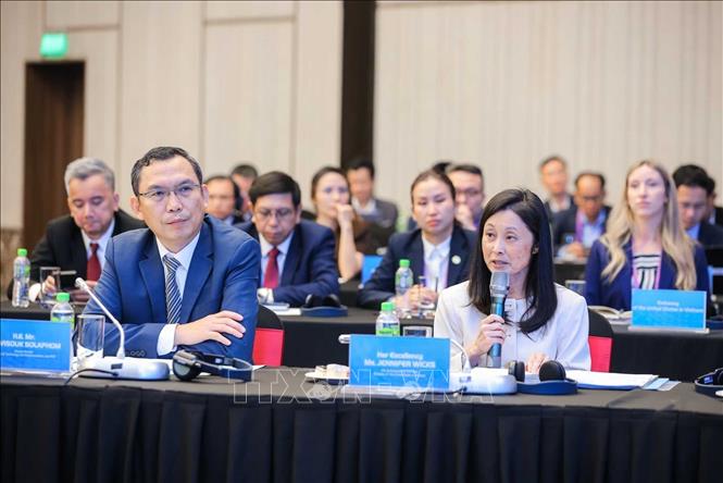 Bà Jennifer Wicks - Đại sứ Hoa Kỳ tại Việt Nam phát biểu tại Hội nghị bàn tròn Bộ trưởng với chủ đề “Phát triển kết nối thông minh, Quản trị AI, Kiến tạo chuyển đổi AI”. Ảnh: Hoàng Hiếu - TTXVN
