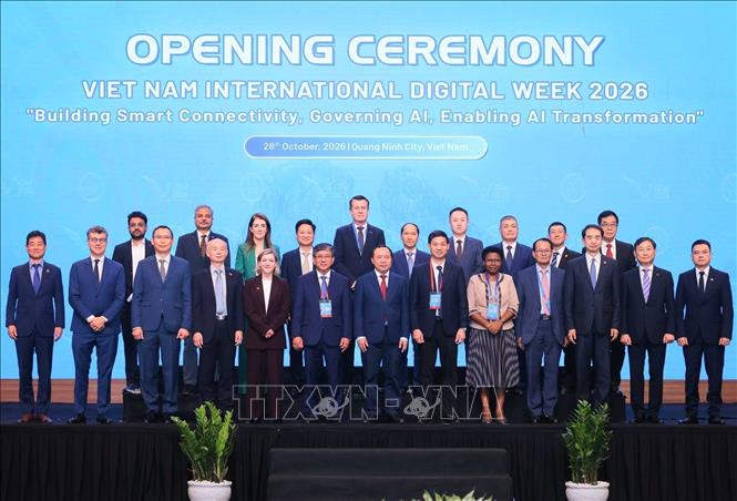 Bộ trưởng Bộ Khoa học và Công nghệ Vũ Hải Quân và các đại biểu chụp ảnh chung. Ảnh: Hoàng Hiếu - TTXVN
