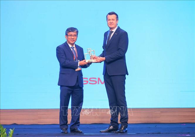 Giám đốc Khu vực châu Á - Thái Bình Dương của Hiệp hội Di động Toàn cầu (GSMA) Julian Gorman trao Giải thưởng Lãnh đạo Chính phủ năm 2026 của GSMA cho đại diện lãnh đạo Bộ Khoa học và Công nghệ. Ảnh: Hoàng Hiếu - TTXVN