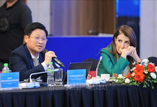 Ông Nguyễn Khắc Lịch, Cục trưởng Cục Công nghệ số và Trí tuệ nhân tạo (Bộ Khoa học và Công nghệ) trình bày tham luận tại Hội nghị bàn tròn Bộ trưởng với chủ đề “Phát triển kết nối thông minh, Quản trị AI, Kiến tạo chuyển đổi AI”. Ảnh: Hoàng Hiếu - TTXVN