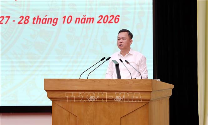 Phó Chủ tịch UBND tỉnh Tuyên Quang Đỗ Hùng Đức trình bày dự thảo nghị quyết tại kỳ họp. Ảnh: Quang Cường – TTXVN