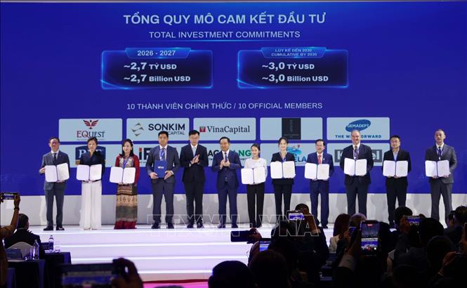 Chủ tịch UBND Thành phố Hồ Chí Minh Nguyễn Văn Được trao Giấy chứng nhận thành viên Trung tâm Tài chính quốc tế Việt Nam tại Thành phố Hồ Chí Minh cho 10 đơn vị sáng lập. Ảnh: Xuân Khu-TTXVN